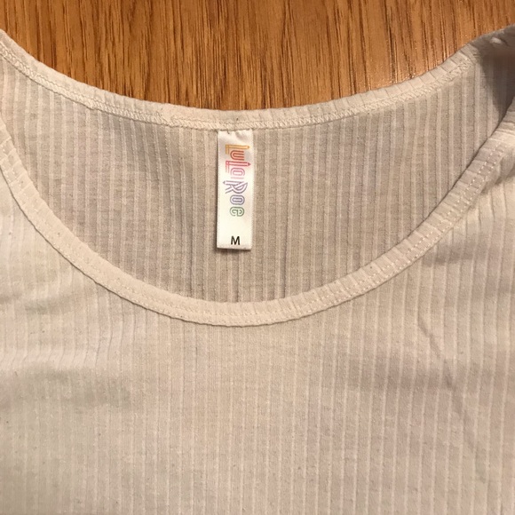 Solid white basic shirt. - Picture 2 of 3